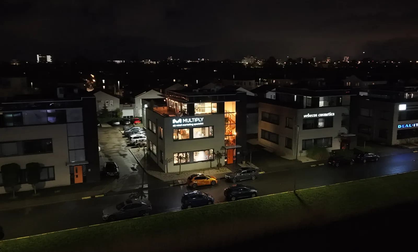 Het Multiply-kantoor in de avond, kom gerust langs